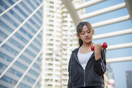 竞技赛跑者现代的参加城市运动的妇女在青年户外健身锻炼在阳光明亮媚的户外运动中妇女在现代城市运动时身穿健康服女健康生活方式概念图片