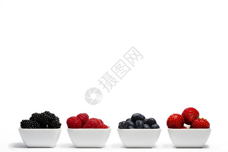 小吃野生浆果在碗里野生浆果在白色背景的碗里杯子季节图片
