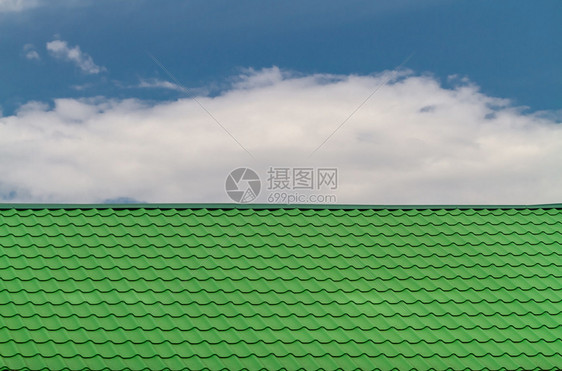缓解建筑学结构体屋顶的纹理是绿色在云雾天空背景下紧贴着明亮的绿色瓷砖屋顶表面抽象的背景纹理图片