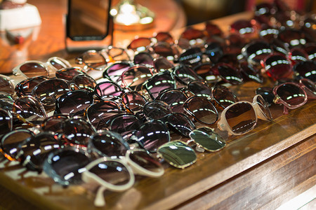 灯古董木制抽水者老的伍德胸罩上面是古董木制内阁顶部的太阳眼镜收藏品集上面是文艺妇女藏品墨镜收棕色的贮存图片