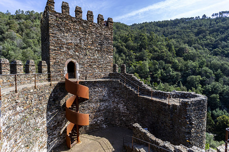 中央走墙葡萄牙部Coimbra附近的1世纪中Lousa或Arouce城堡的内地小院落和守望塔的景象靠近图片