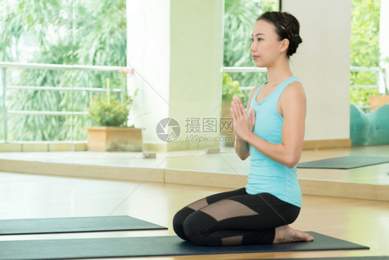 存在体式年青的亚洲妇女从事瑜伽冥想健康的生活方式健康幸福生活坐着图片