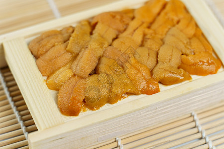 传统的托盘北海道木质寿司和生鱼片成分中的日本海胆图片