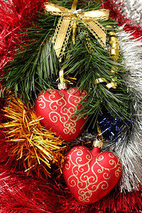 圣诞红心挂在树皮背景的卷木枝上天分支庆典图片