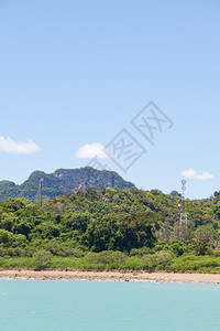 收音机移动的紧靠山岳树林中海洋乍得一侧的电讯塔与山区相邻的森林数据图片