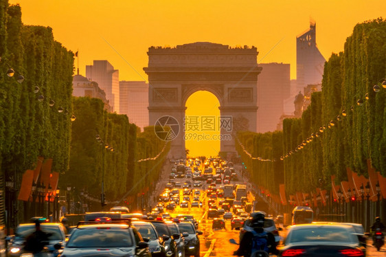 日落下的巴黎凯旋门图片