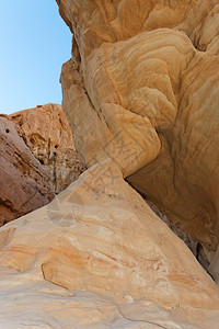 如画蒂姆纳雕刻的沙漠中漏形状的石柱图片