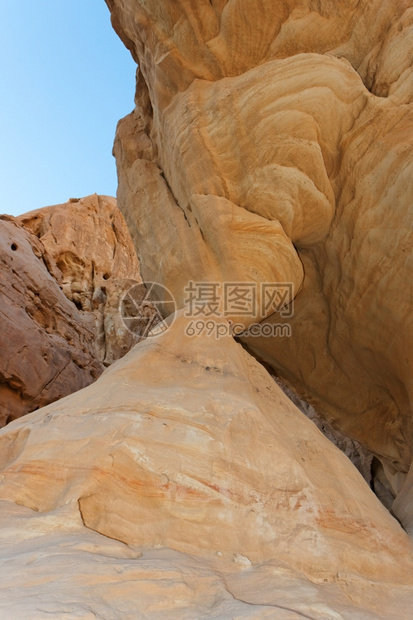 如画蒂姆纳雕刻的沙漠中漏形状的石柱图片