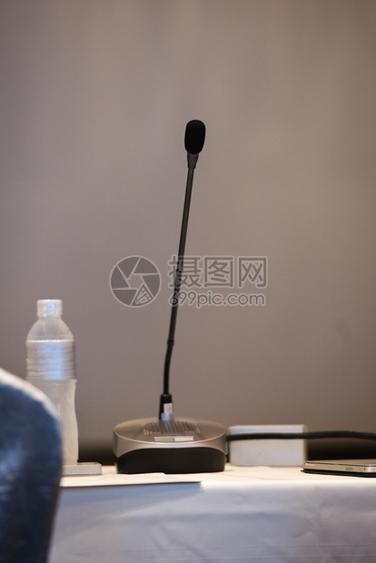 娱乐宣布声音在会议召开之前会议室的麦克风和桌上瓶装水响起图片