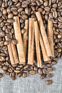 随意烤深色的美味咖啡放在桌布上紧贴厨房餐桌上配有香肉桂咖啡和随机食物木头图片