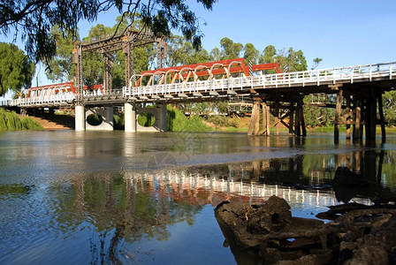 澳大利亚维多州埃丘卡的默里河上一座桥风景优美建筑学水路图片