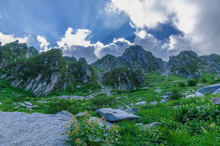 中部夏季在日本阿尔卑斯山的森jojikicirque峡谷图片