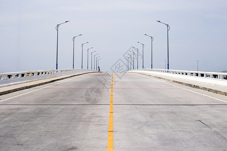 混凝土路和清晰的天空背景观运输城市的图片