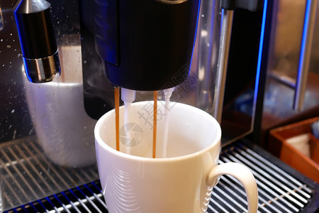 马克杯热的在餐厅饮喝咖啡的近距离相遇人在餐厅里吃饭喝咖啡技术图片