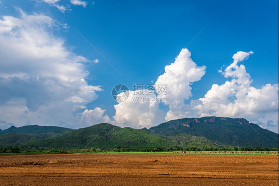 扑通夏天蓝色空背景有云阴霾图片