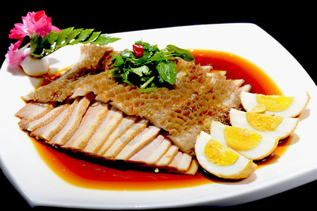 制作北京食品沙拉由白盘上的猪肉和鸡蛋制成白色的图片