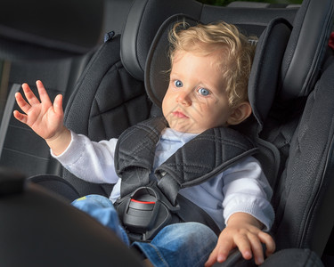 自在婴儿男孩8个月大坐在安全汽车座椅上白种人坐着图片