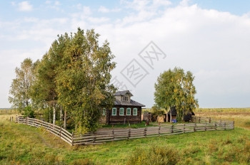 日志便门树俄罗斯北部小农场阳光明媚的秋天图片