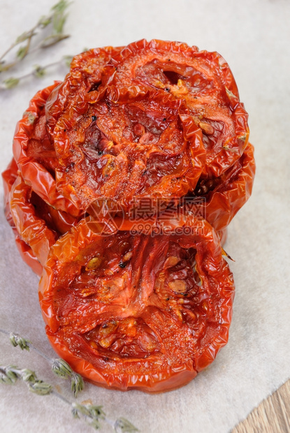 晒干食物一堆西红柿在烤纸上面有蛋黄和大蒜素食主义者图片