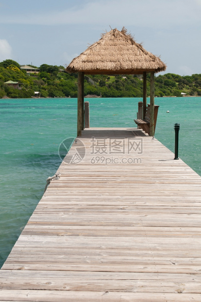 风景优美安提瓜长湾带小屋的热木制码头景观图片