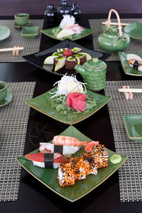 虾一家日本寿司餐厅的一张桌子垂直垫图片
