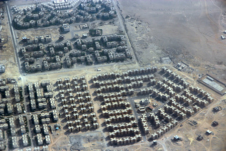 高的天气空中城市景观与道路房屋建筑物在埃及全景图像埃及小镇从空中俯瞰埃及小镇建筑的图片