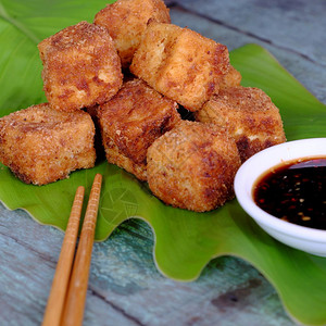 乡里油豆腐粉末覆盖越南烹饪的节食素品有香料力的油豆腐面粉薄煎绿叶