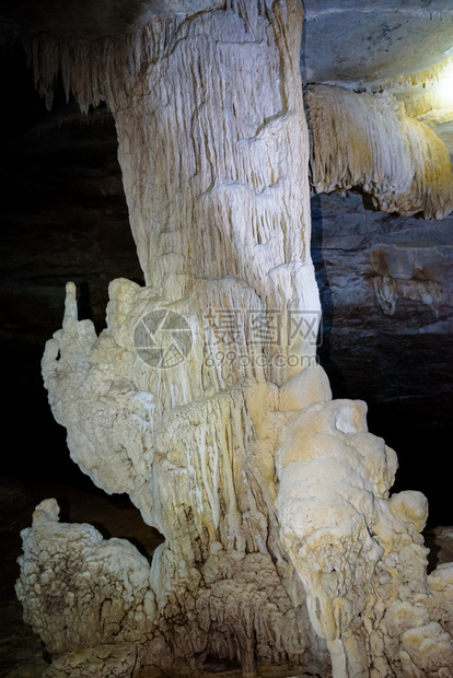 地质学石窟泰国沙敦省Tarutao公园鳄鱼洞中钟乳石和笋的美丽自然结石图片