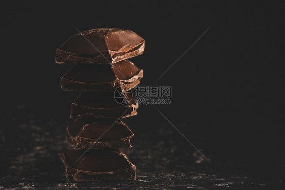 美食黑背景的巧克力块堆叠与复制空间断裂黑背景的巧克力块堆叠间距BreakingdarkChuckryblockstage钥匙碎图片