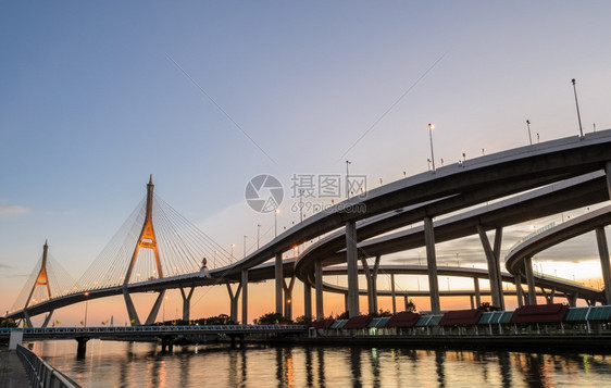 昭披耶天空在泰国曼谷日落时风景美丽的Bhumibol桥景观图片