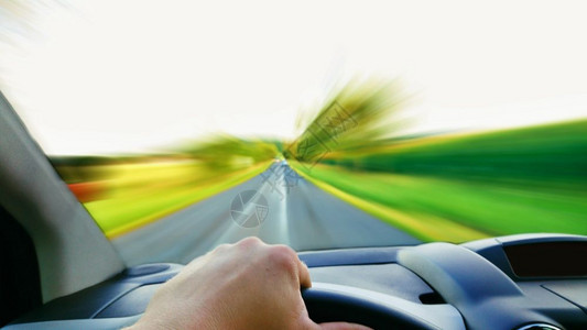 超速正面车轮后司机的第一人称视角驾驶辆高速模糊前路的快车高图片