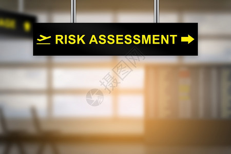 在背景和复制空间模糊不清的机场标志板上进行风险评估危的损失项目图片