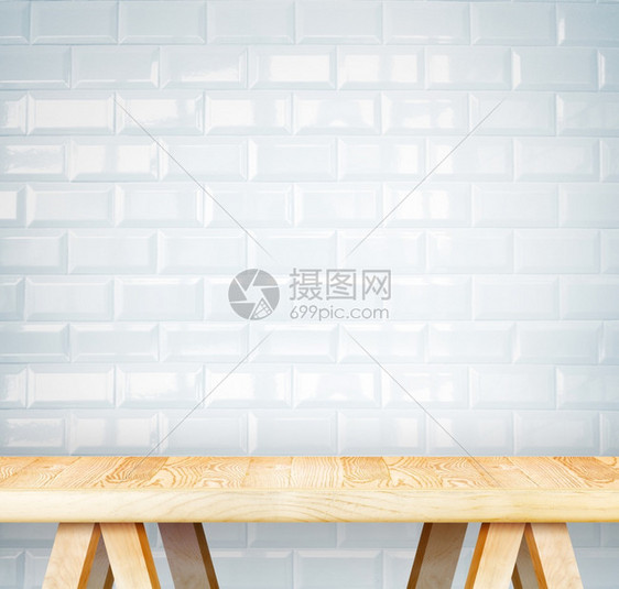 背景中的空木现代桌和白瓷砖壁将显示您产品时的模版套上空木头优质图片