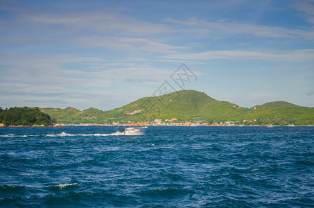 旅行拉恩泰国帕塔亚高角龙岛Tawaen海滩和快艇的风景芭堤雅图片