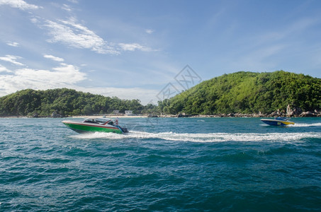 芭堤雅蓝色的航行泰国帕塔亚高角龙岛Tawaen海滩和快艇的风景图片
