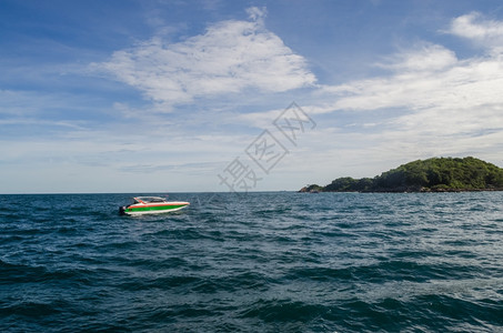 海岸线云泰国帕塔亚高角龙岛Tawaen海滩和快艇的风景绿松石图片