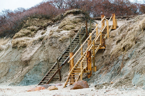 海边的木楼梯陡峭海岸的楼梯陡峭海岸楼梯边木脚步户外海岸线图片