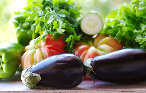 黄瓜植物桌子上有两个茄和蔬菜素食主义者图片