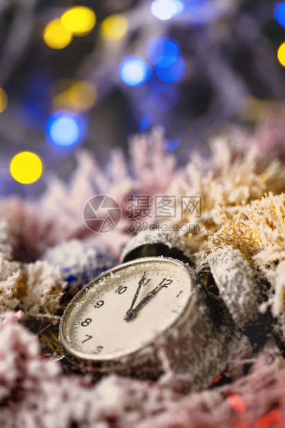 幸福装饰风格圣诞时钟背景模糊的灯光在圣诞节装饰时钟上霜图片