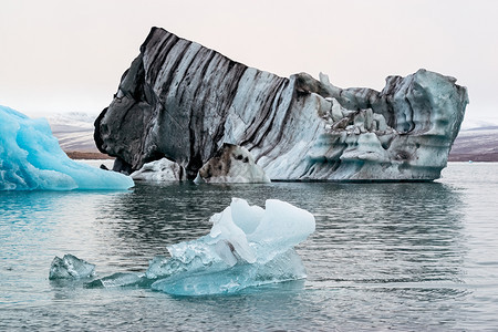 莫比代利北极冰岛瓦特纳川附近的Jokulsarlonrsquos湖中的冰山岛图片