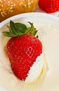 酸的奶油中草莓顶视图盘子收成图片