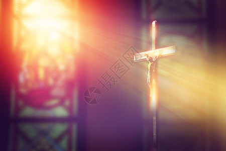 星期五在教堂的上用彩色玻璃的光线神圣叉图片