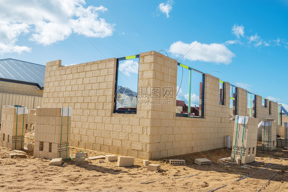改造在蓝色天空建筑工地视图下造新的住宅砖房建于蓝天筑工地单板石图片