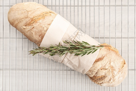 早餐木头白背景上自制的面包鲁斯提克店棕色的图片