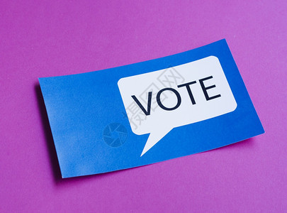 蓝色的数字OlymupusDigitalCamera蓝卡带有选票演说泡沫紫色背景气图片
