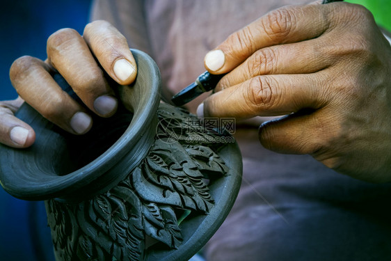 在泰国从事粘土陶瓷雕塑艺术的近身陶匠艺人男类更精细图片