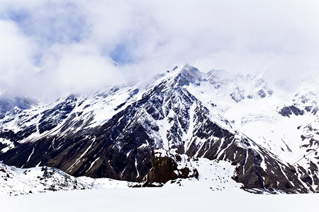 冻结落基山脉多岩石的冬季风景俄罗斯高加索山脉的雪丘高加索地区雪薄下的冰图片