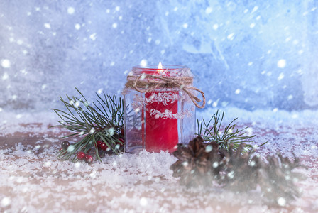 冬天圣诞节和新年背景有蜡烛fir树枝锥子和雪喜庆的火焰图片