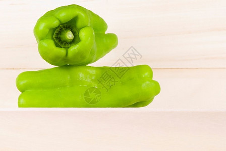 木板烹饪制背景的绿色胡椒组群饮食图片