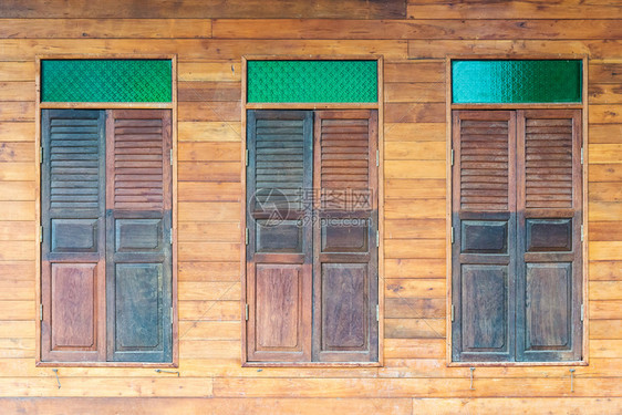 木头旧房子的风格Wooden窗口垃圾摇滚老的图片